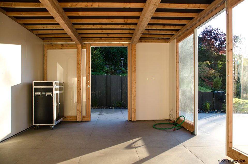 Pure lifestyle: the modern fitness room surrounded by greenery